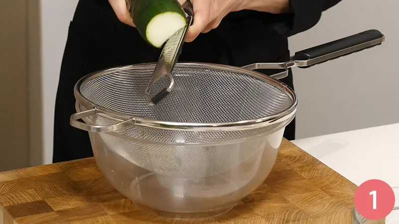 insalata-di-spinacini-con-uovo-fritto-e-salsa-tzatziki 1